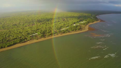 arco iris sobre una playa del norte de queensland