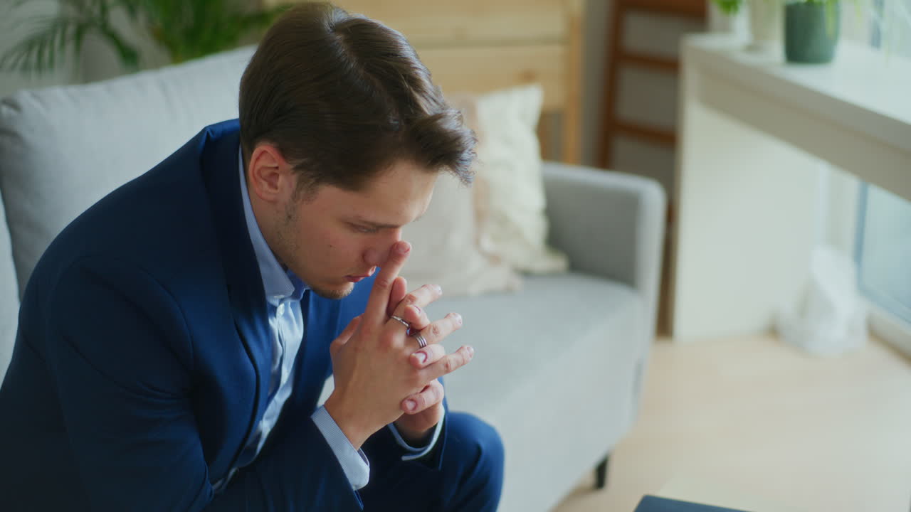 슬픈 집중된 사업가의 초상화