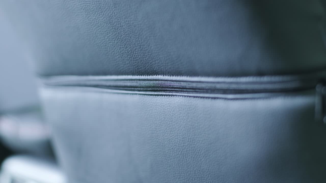 차에 있는 검은 가죽 좌석 커버. 아름다운 가죽 자동차 인테리어 디자인. 차에 있는 럭셔리 가죽 의자.