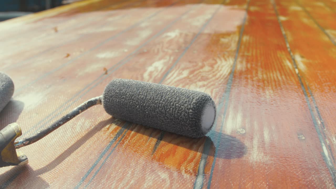 rodillo sentado en un techo de epoxi de fibra de vidrio