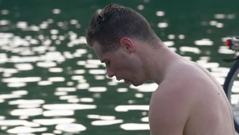 Atleta-Respira-Profundamente-Después-De-Nadar-En-El-Lago