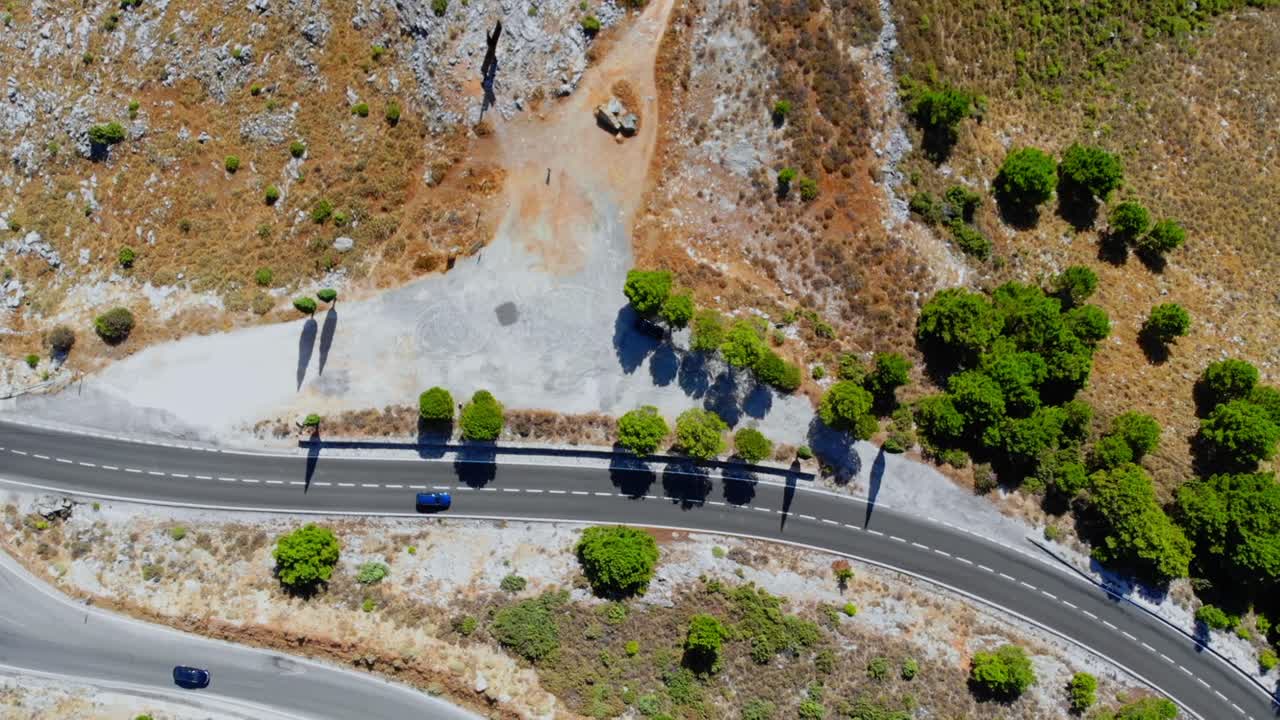 дрон выстрелил вниз, снимая две машины, проходящие по дороге в природе