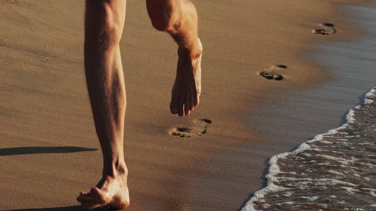 Uomo che corre sulla spiaggia al tramonto