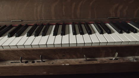 Old-20th-century-player-piano,-also-known-as-pianola