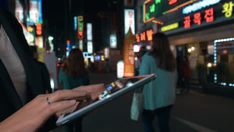 Frau-Surft-Im-Internet-Auf-Einem-Pad-In-Der-Nacht-In-Seoul,-Südkorea