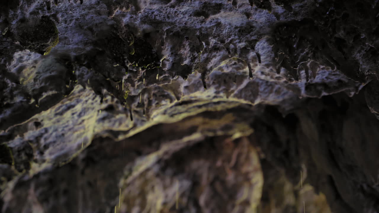 agua goteando en una cueva rocosa en coyote creek