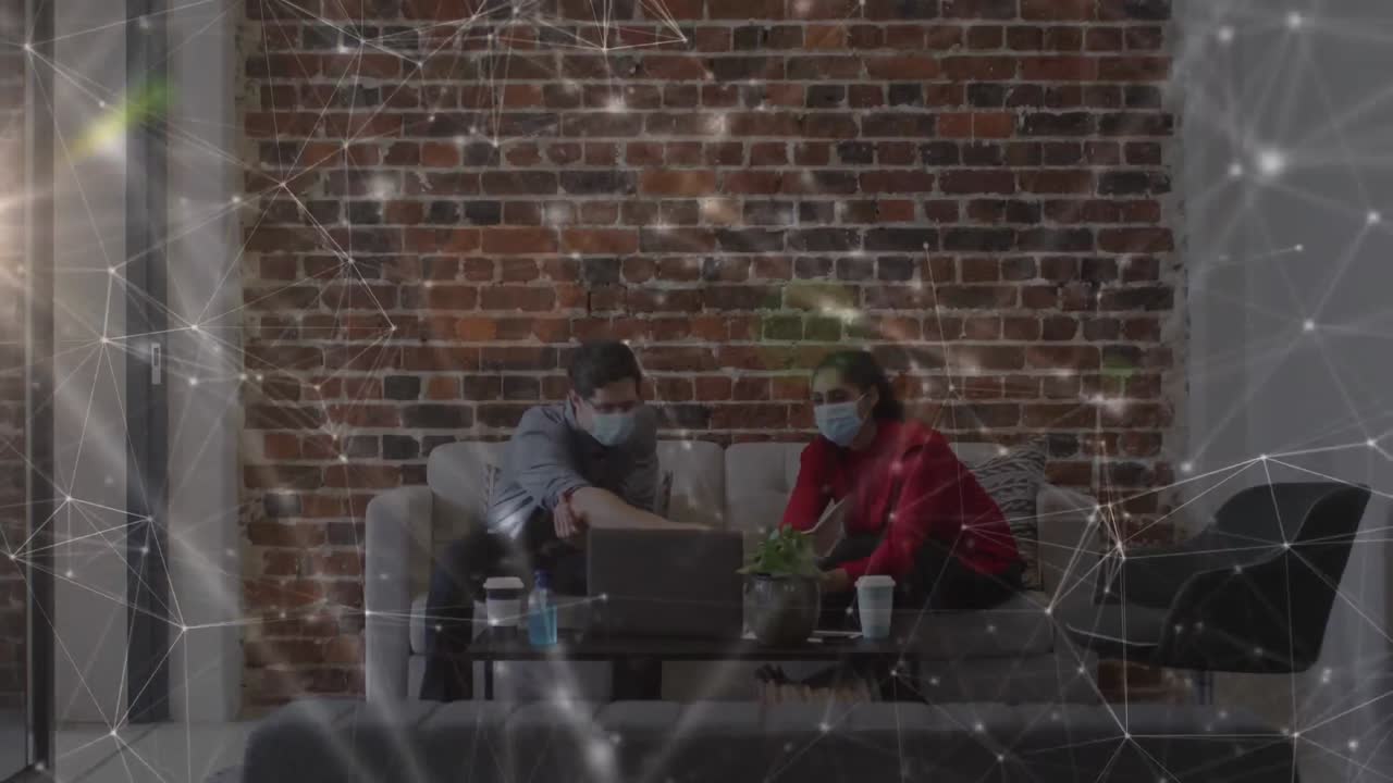 сеть связей против кавказских мужчин и женщин коллег по офису, носящих маски на лице