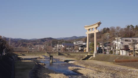 Puente-Takayama-Y-Puerta-Torii-De-Piedra-Antigua-A-La-Ciudad-Tradicional-De-Gifu,-Japón