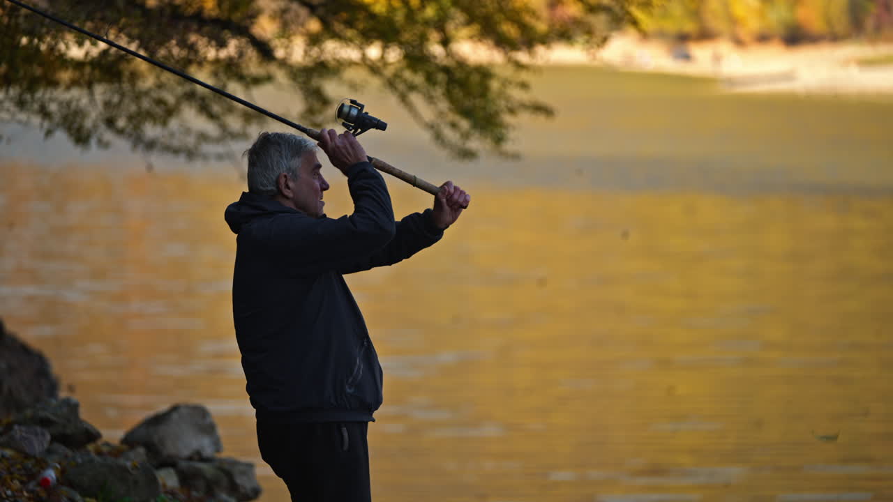 Ein Mann, der auf einem See angelt