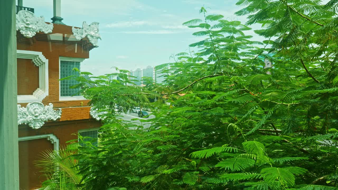 Aeroporto Internacional Ngurah Rai olhando para fora através de painéis de vidro, capturando uma exuberante vegetação tropical e arquitetura em estilo balinês em Bali, Indonésia. Diurno, filmagem à mão, 4K