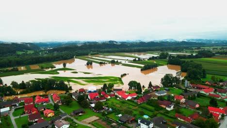 schreckliche 4k-drohnen-aufnahmen von überfluteten dörfern in podravje, slowenien, im august