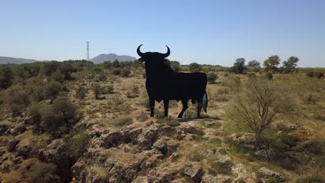 Luftaufnahme-Einer-Großen-Bullensilhouette-In-Der-Andalusischen-Landschaft