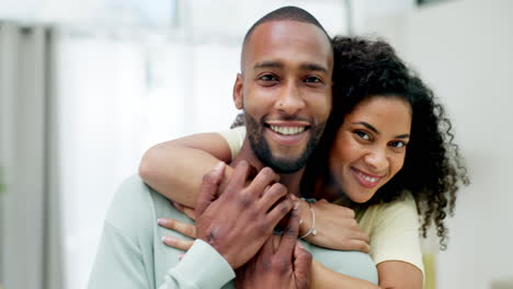 retrato, amor y una pareja abrazándose en su casa