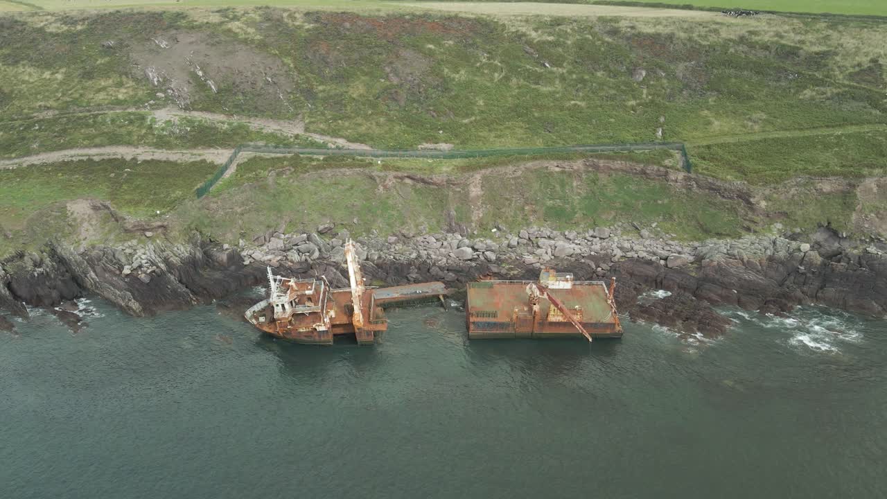 발리코튼 유령 선박 - 아일랜드 코크 카운티의 발리코턴 해안에서 반으로 갈라진 선박 잔해