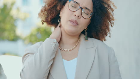 Mujer-De-Negocios,-Dolor-De-Cuello-Y-Estrés-En-La-Calle.