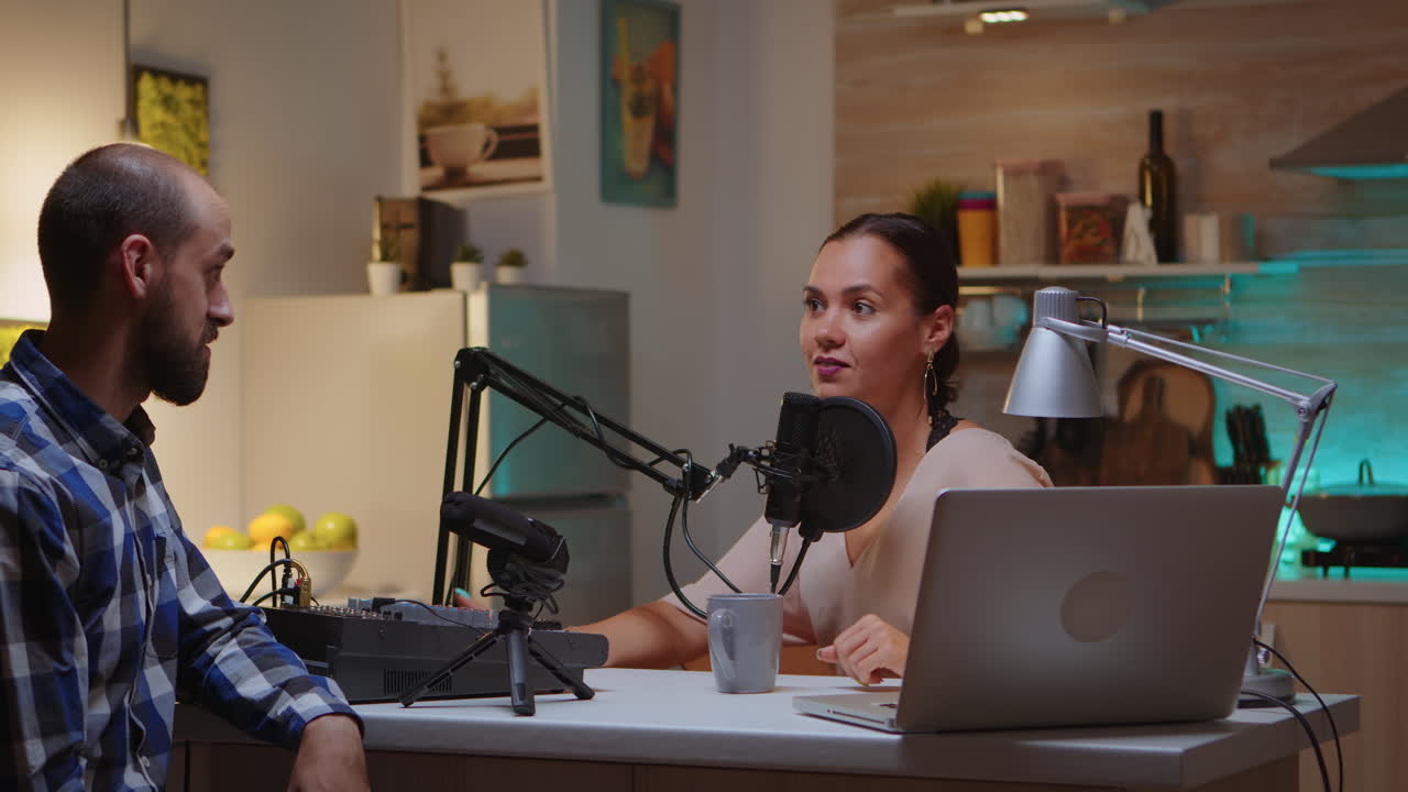 blogger hablando con el invitado