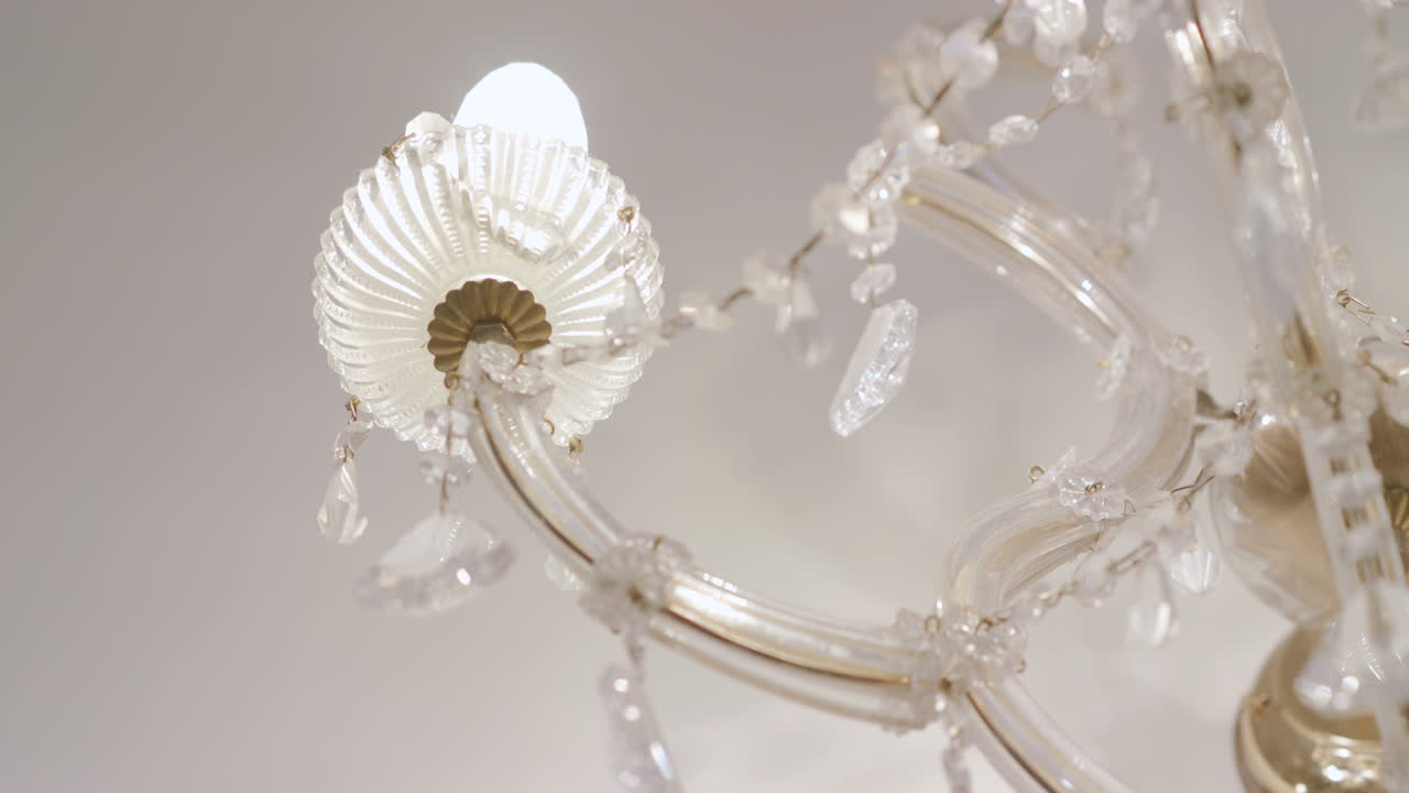 다이아몬드 2가 있는 고급 샹들리에 클로즈업