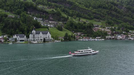 Atemberaubende-Überfahrt-Mit-Der-Fähre-über-Den-Vierwaldstättersee-Durch-Ein-Luxuriöses-Parkhotel