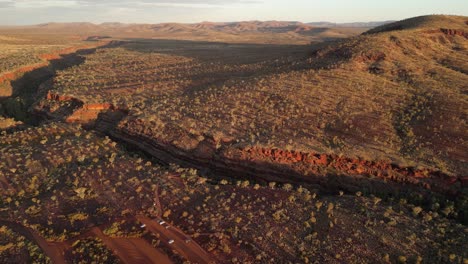 vista aérea sobre el desfiladero de dales en karagini al atardecer en australia occidental