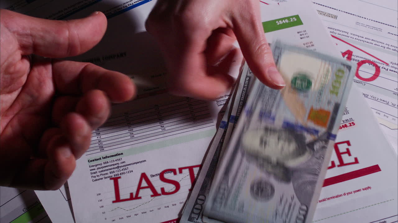 un hombre latino exige el pago de las facturas atrasadas mientras una mujer caucásica paga en efectivo.