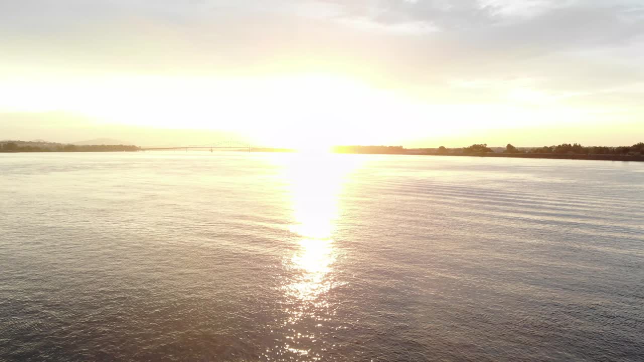 toma aérea de un velero tradicional en el río columbia superior