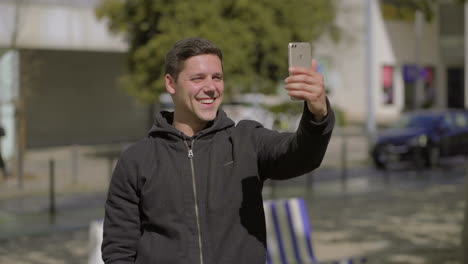 hombre feliz teniendo chat de video al aire libre