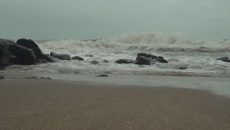 Cámara-Lenta-De-Olas-Dramáticas-Rompiendo-En-Tierra