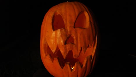 jack o lantern alto con luz de calabaza parpadeante lente gran angular centrada en halloween