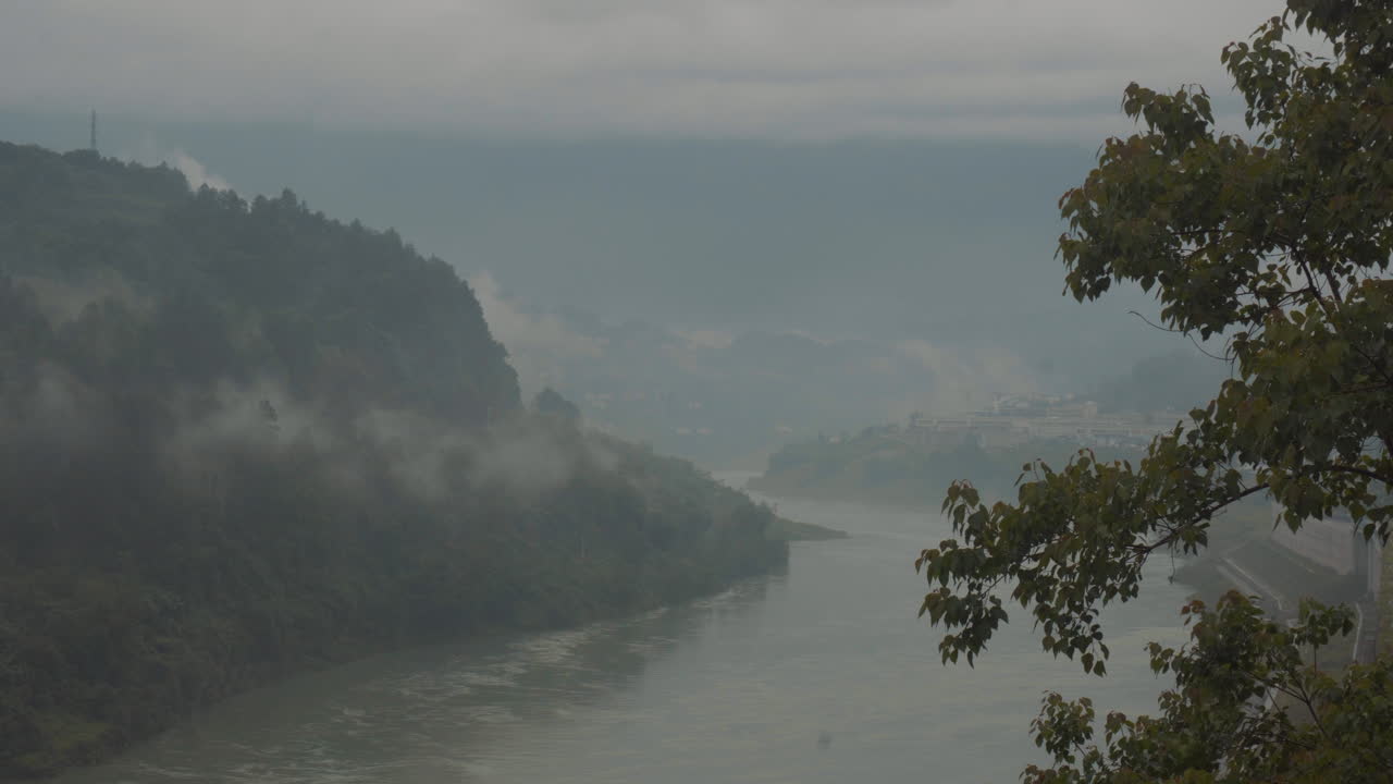 산꼭대기에 서서 비오는 날을 바라보다