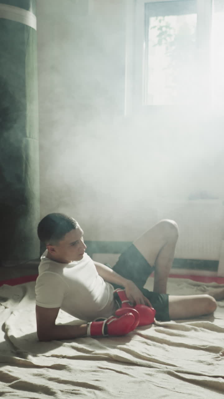 피곤한 남자들이 격렬한 운동을 한 후 휴식을 취하고 있습니다. 체력 운동으로 인한 피로감. 격렬한 체육 운동 후 피로감과 잉여 에너지.