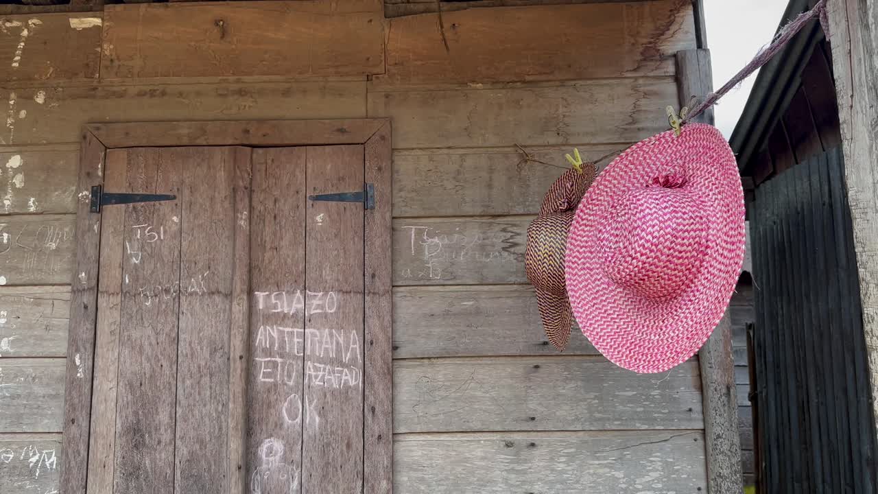 To hatte hænger på en tynd snor i Ambinanitelo