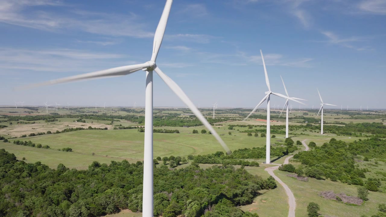 Drone 4K: tre turbine eoliche in primavera ed estate in paesaggio rurale