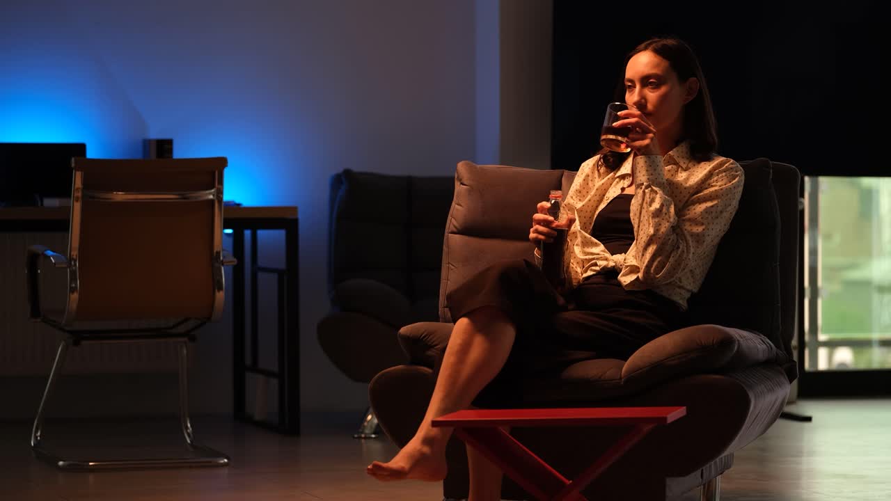 술을 마시며 휴식을 취하는 여자