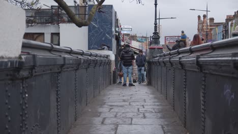 Gente-Caminando-A-Través-Del-Puente-Sobre-Camden-Lock-En-El-Norte-De-Londres,-Reino-Unido