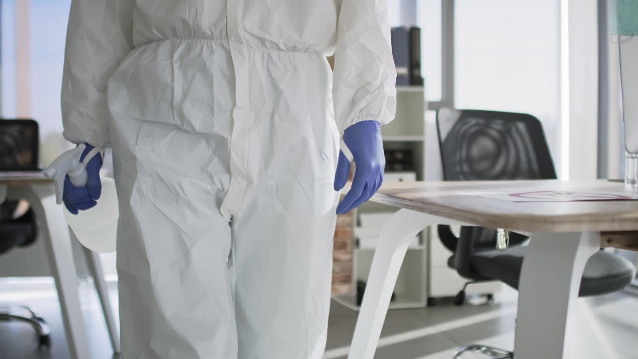 vídeo de una persona con ropa de trabajo protectora caminando por la oficina