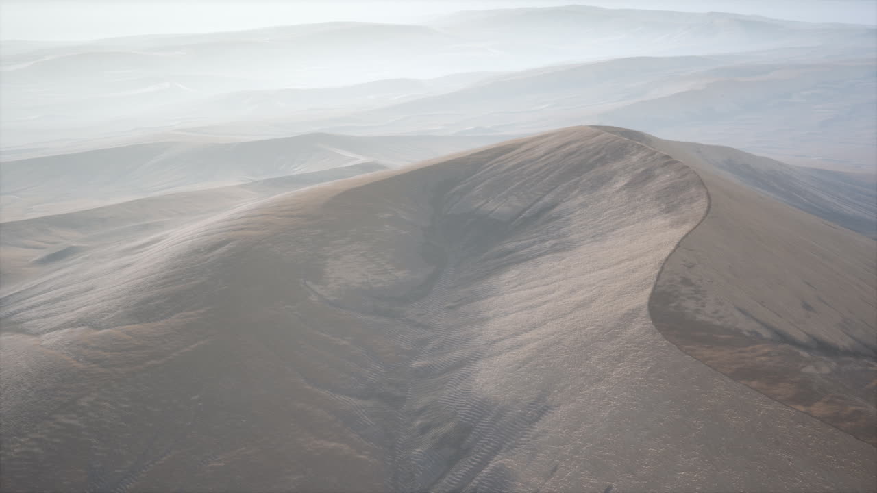 안개 속 의  ⁇ 은 모래 사막 모래 언덕