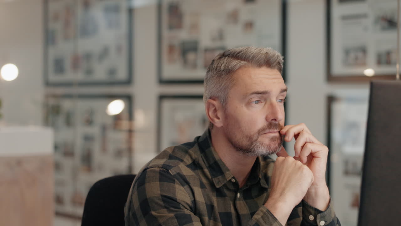 negocios, noche y hombre maduro con enfoque