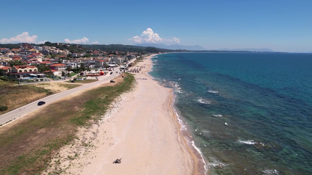 Dolly aereo della spiaggia di Kanali, vista laterale della lunga costa della regione di Preveza, Grecia, destinazione per le vacanze estive nel Mar Ionio.