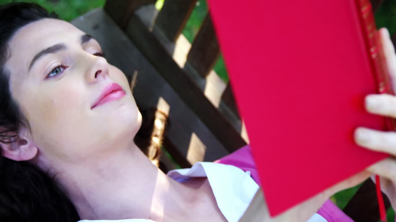 정원에서 책을 읽는 아름다운 여성