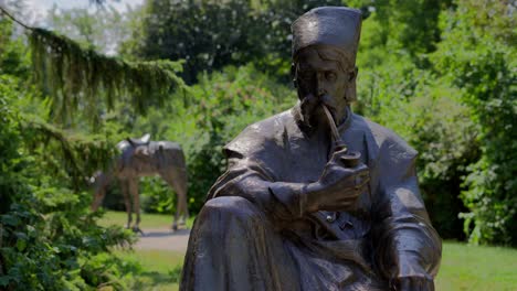 Denkmal-Für-Ukrainische-Kosaken-Im-Türkenschanzpark-In-Wien-An-Einem-Sonnigen-Tag,-Umgeben-Von-Bäumen