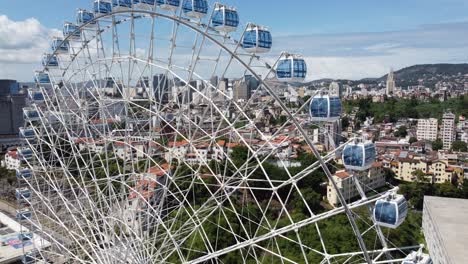río de janeiro, brasil. el distrito del centro de río de janeiro (brasil). paisaje aéreo del punto de referencia del centro de la ciudad. punto de atracción turística de río estrella. famoso puente de río niteroi en el fondo.