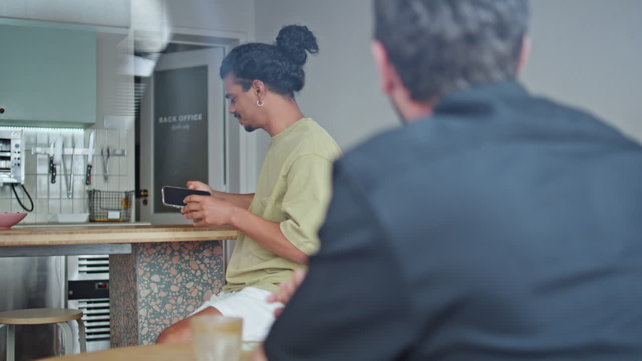 dos hombres coqueteando en la cafetería después de conocerse de cerca.