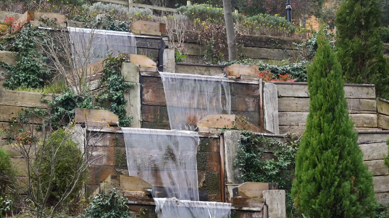 jardín de cascadas de madera en niveles