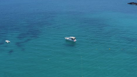 Barco-En-El-Mar-Mediterráneo-En-Ibiza