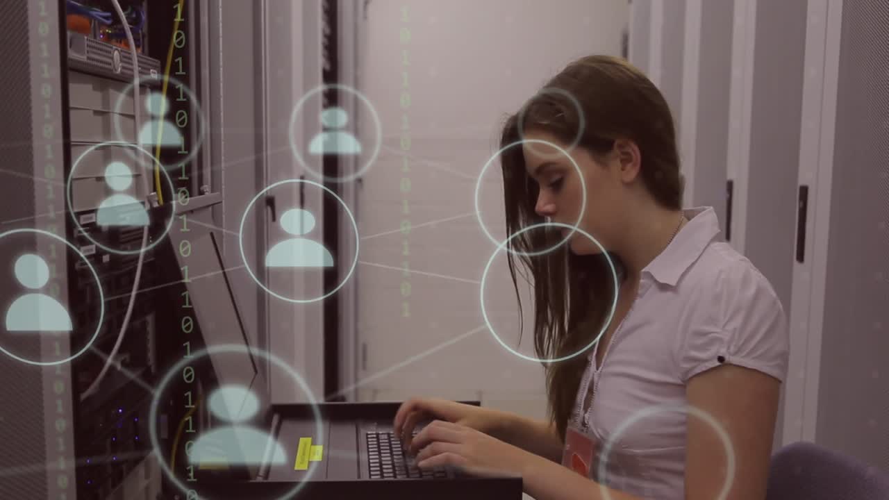 animación de una red de iconos sobre una mujer de negocios caucásica en la sala de servidores usando una computadora.