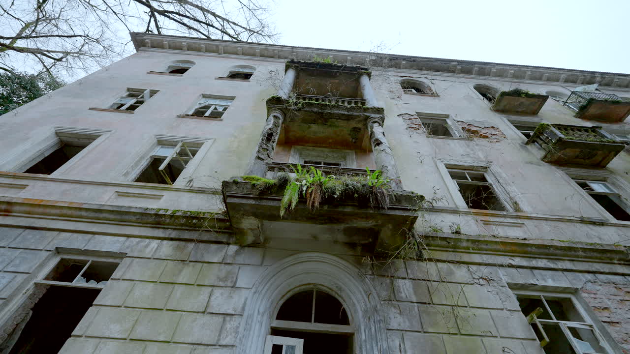 은 정면으로 버려진 아파트 건물