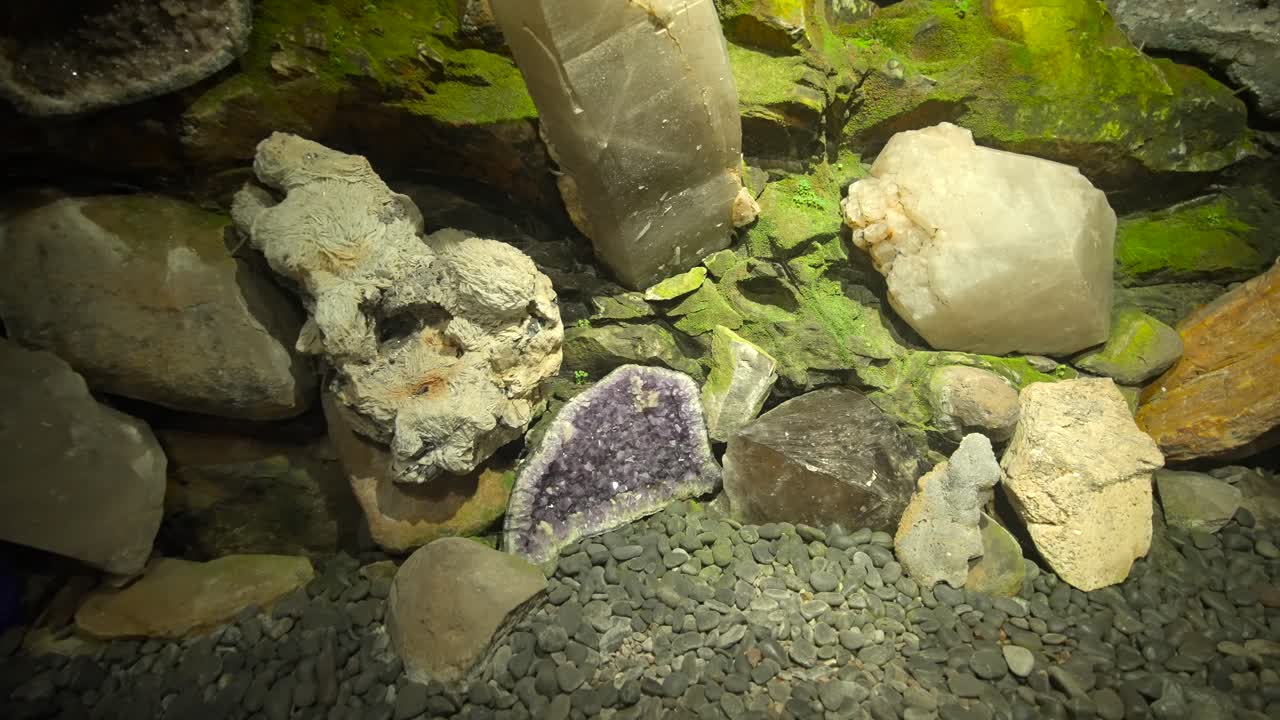 imágenes filmadas de cristales de la cueva. en 4k suave