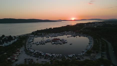 Vista-Aérea-De-La-Ciudad-Croata-De-La-Costa-De-Solaris-En-El-Mar-Adriático,-Un-Velero-De-Lujo-Amarrado-En-El-Puerto-Al-Atardecer,-Un-Dron-Revela-Un-Impresionante-Paisaje-Marino