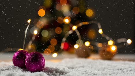 Animación-De-Adornos-Navideños,-Bolas-Y-Luces-Con-Nieve-Cayendo.