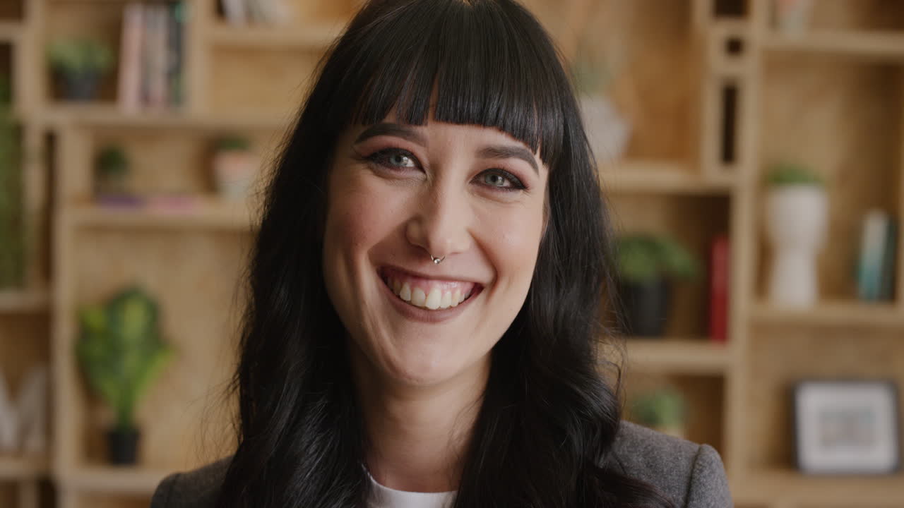 retrato de cerca mujer joven con estilo empresaria riendo disfrutando de un estilo de vida exitoso independiente mujer caucásica fondo interior moderno